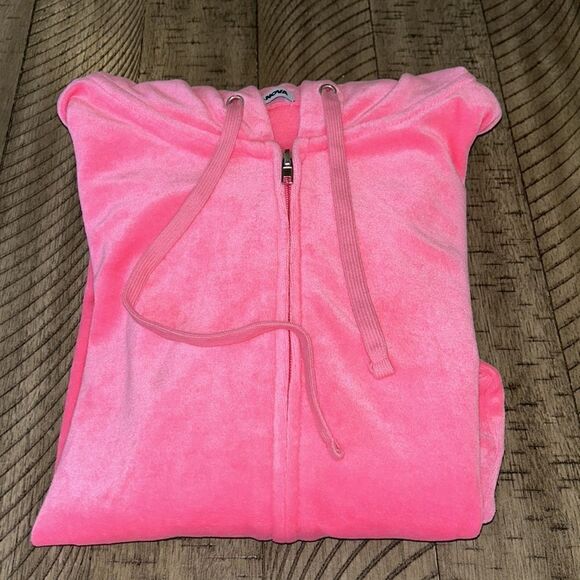 🩷 Barbie Neon Pink Velour Hoodie 2 Pockets. Adorable ☺️ - Picture 12 of 17